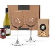 Yoursurprise Wein Geschenkset mit Weißwein, gravierten Gläsern & Snacks