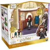 Spin Master Wizarding World Harry Potter - Hogwarts Zauberkunst Klassenzimmer Spielset mit exklusiver Hermine Granger Sammelfigur, Aktion/Abenteuer, 5 Jahr(e), Mehrfarbig
