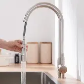 Unyqoos Küchenarmatur mit ausziehbarer Brause – Edelstahl Mischbatterie, hoher Auslauf, 2 Strahlarten, 50 cm Reichweite, KTW‑Schläuche, bleifrei