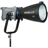 Nanlux Evoke 600C Vollfarb-Nebula 8-Spotlicht