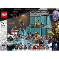 LEGO 76216 Marvel Iron Mans Werkstatt mit 3 Kampf-Anzügen, Spielzeugauto und Roboter, Avengers-Spielzeug zum Bauen, Set mit 5 Minifiguren, Geschenk für Kinder ab 7 Jahren