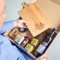 Yoursurprise Präsentbox mit Wein, Servierbrett mit Gravur & Snacks