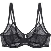 Triumph "Signature Sheer" verkleinert die Brust optisch um eine Cup-Größe, Spitze