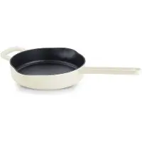 Fissler Moments Collection / Emaillierte Gusseisen-Pfanne (Ø 24 cm) antihaftend, hoher Rand, mit Ausgießern, Aufhänge-Öse, PFAS/PTFE-frei, Induktion – Elfenbeinweiß