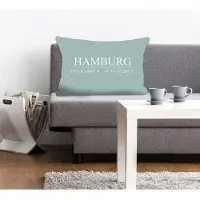 Queence Dekokissen "Hamburg", blau (türkis, bedruckt), B:40cm L:60cm, Polyester, Dekokissen_Sitzkissen_Kissenhüllen, Dekokissen, Kissenhülle,Hamburg Schriftzug,Koordinaten,Stadtmotiv,Urban,Maritim