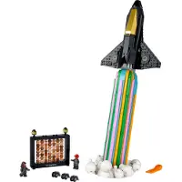LEGO Icons Über dem Mond mit Pharrell Williams, Bauset mit dem Modell einer Raumfähre, Geschenk für Erwachsene, beinhaltet die Minifiguren Pharrell und Helen mit 49 austauschbaren Köpfen 10391