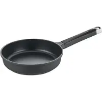 Berndes Schmorpfanne, schwarz, mit Aufhängeöse, Hochwertige Pfanne für Gas, Elektro, Glaskeramik, Halogen und Induktion geeignet, Durchmesser: 24 cm