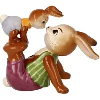 Goebel Osterhase "Frechdachs", bunt, B:10cm H:6cm T:9cm, Steingut, Dekofiguren, Osterhase, Sammelfigur, Hasenvater mit Hasenkind