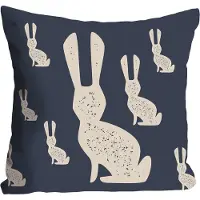 Queence Dekokissen "Ulrik", blau (blau, bedruckt), B:40cm L:40cm, Polyester, Dekokissen_Sitzkissen_Kissenhüllen, Dekokissen, Kissenhülle,Weiße Hasen,Dunkelblau,Elegant,Minimalistisch,Frühling