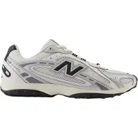New Balance Kaufen Sie den U204LSWD Black Silver Metallic bei Kicksshop. Sportlicher schwarz-silberner Sneaker mit modernem Design und bequemer Passform.
