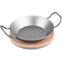 CHG Schlemmerpfanne mit Servierbrett, Eisenpfanne, 2er-Set, Eisenpfanne mit 2 Griffen für das Servieren und zubereiten verschiedener Speisen, Set: 1 Eisenpfanne Ø 13 cm, 1 Servierbrett Ø 20,5