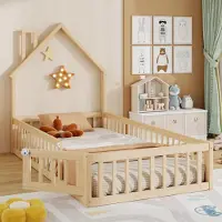 Merax Kinderbett 90x200cm mit Lattenrost, Bodenbett mit Geländer und Tür, Kiefernholzbett Einzelbett Hausbett Kinderhaus mit Schornstein, Natur