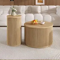 Merax runder Couchtisch 2er-Set mit vertikales 3D-Streifenmuster, doppelte Beistelltische mit Naturholzlatten, Sofatisch aus MDF stabil, Natur