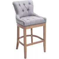 In And OutdoorMatch Barhocker Leann - Chesterfield-Stil - Hellgrau - Stoff - Holzbeine in Natur - Sitzhöhe 74 cm - mit Rückenlehne und Fußstütze - mit Messingnägeln - Deluxe