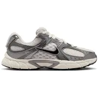 Nike V5 RNR Junior Sneaker aus Textil, Synthetik und Gummi Grau Beige