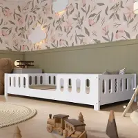 Crazy Pine Kinderbett 100x200 cm – Weißes Montessori Bodenbett aus MDF – Kleinkindbett mit Abgerundeten Kanten, Einstieg mittig – Crazy Ethan