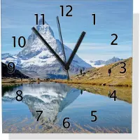 Wallario Design Wanduhr Matterhorn - Spiegelung im See aus Aluverbund, Größe 30 x 30 cm
