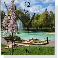 Wallario Design Wanduhr Frühling im Stadtpark aus Echtglas, Größe 30 x 30 cm