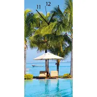Wallario Design Wanduhr Sonnenschirme am Südsee-Palmenstrand mit blauem Meer-Wasser aus Echtglas, Größe 30 x 60 cm