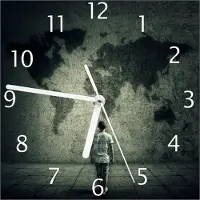 Wallario Design Wanduhr Kleiner Junge vor Weltkarte an grauer Beton-Wand aus Echtglas, Größe 20 x 20 cm