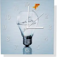 Wallario Design Wanduhr Goldfisch springt aus Aquarium aus Aluverbund, Größe 30 x 30 cm