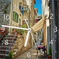 Wallario Design Wanduhr Romantische Gasse in Kroatien mitten in der Stadt aus Echtglas, Größe 20 x 20 cm