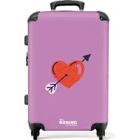 NoBoringSuitcases.com Großer Koffer - Lila mit rotem Herz und Pfeil - Kombinationsschloss TSA - Hartschalen Trolley 4 Rollen - 72 liter - Reisekoffer - 66 cmKoffer Mittelgroß 67x43x25 cm, 72L,