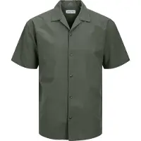 Jack & Jones "JJESUMMER RESORT SHIRT SS SN" mit Resort Kragen