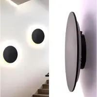 Alpinaluz Schwarze 12-W-LED-Wandleuchte aus Aluminium, abgedeckt für den Außenbereich, mit Rückbeleuchtung, EagleRise-Treiber, Ø250 x 38 mm, 2700 K, IP44.
