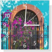 Wallario Design Wanduhr Pinke Blumen vor türkisfarbener Fassade aus Aluverbund, Größe 30 x 30 cm