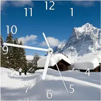 Wallario Design Wanduhr Verschneiter Almhütten vor einem Gipfel aus Echtglas, Größe 20 x 20 cm
