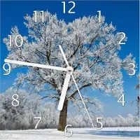 Wallario Design Wanduhr Schneebedeckter Baum mit blauen Himmel aus Echtglas, Größe 20 x 20 cm