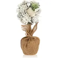 COM-FOUR® Weihnachtsgesteck im Blumentopf - Zapfen, Zweige und Beeren im dekorativen Jutebund - handgemachtes Blumenarrangement als Tischdeko