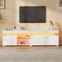 Merax Hochglanze TV Lowboard bis 80 Zoll, TV Schrank mit 3 Türen und LED Beleuchtung, TV Board mit Glas Einlegeböden und großer Stauraum, Weiß