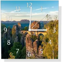 Wallario Design Wanduhr Steinerne Brücke in der Landschaft aus Echtglas, Größe 30 x 30 cm