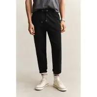 Gant Sweathose "REG SHIELD SWEATPANTS" mit Logostickerei unterhalb des Bunds