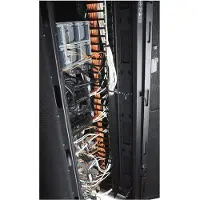 APC AR7581A NetShelter Kabelmanagement, Vertikaler Kabelmanager, aufklappbare Abdeckungen, für NetShelter SX 750mm B 42 HE, 2er Set, 109 x 1778