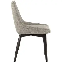 STONES Vera Esszimmerstuhl mit beigefarbenem Stoffbezug an Sitz und Rückenlehne und Gestell aus massivem Walnussholz – Klassisch-modernes Design
