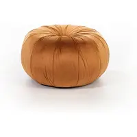 STONES Kaia Pouf im modernen Design, bezogen mit orangefarbenem Samt und mit einem stabilen Metallgestell – Maße: 48 x 48 x 30 cm (Höhe)