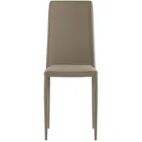 STONES Cleo Stapelbarer Stuhl mit Bezug aus Kunstleder und taubengrauem Metallgestell – ergonomische Sitzfläche und Rückenlehne – modernes Design