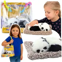 Leantoys Schlafender Panda auf einem Kissen, Figur mit Fell und transparentem Beutel