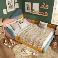 ALFORIGO Kinderbett 140x200 cm mit Polsterung und Seitenschutz, mehrfarbiges Polsterbett als Bodenbett mit Kopfteil, niedriger Bauweise und Patchwork-Design