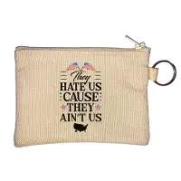 Markenlos Beiger Schlüsselanhänger mit der Aufschrift „They Hate Us Cause They Ain't Us“, Einheitsgröße