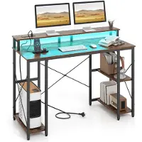 Costway Computertisch mit LED-Beleuchtung, Steckdosen, Monitorständ, Eckschreibtisch mit Ablagen & Ladestation, Schreibtisch, 120x50x87 cm, Braun