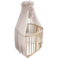 Markenlos Tüll-Baldachin mit Pompons fürs Kinderzimmer – handgenähte Bettdekoration aus -Material in warmem Beige