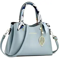 Markenlos Damenhandtasche mit elegantem Anhänger und Umhängefunktion aus Kunstleder in Hellblau