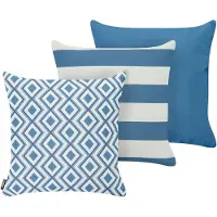 Beliani Gartenkissen 3er Set Hellblau u. Weiß Stoffbezug mit Füllung 45x45 cm Geometrisch Gestreift Einfarbig Moderne Dekokissen für Draußen Outdoor