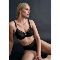 Triumph "Signature Sheer" verkleinert die Brust optisch um eine Cup-Größe, Spitze