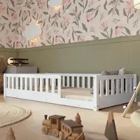 Crazy Pine Kinderbett 140x200 cm – Massives Montessori Bodenbett aus Holz in Weiß mit Rausfallschutz – Crazy Basic
