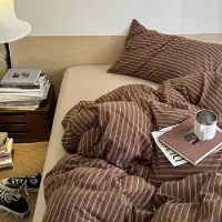 Merkloos Bettwäsche-Set in braun-gestreiftem Design, bestehend aus einem Bettbezug (200 x 220 cm) mit verdecktem Reißverschluss und zwei Kopfkissenbezügen (80 x 80 cm)